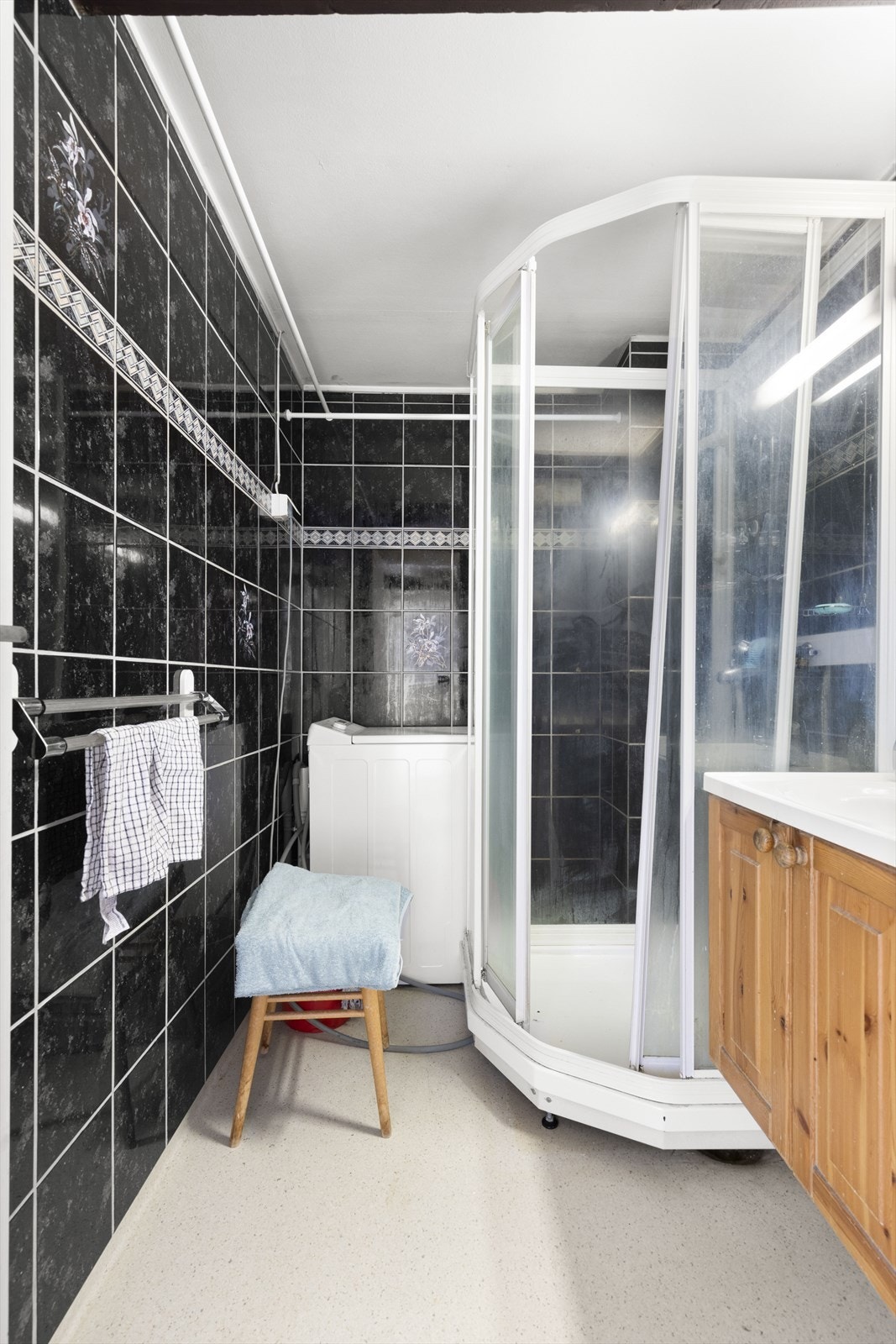 Eldre bad innredet med dusjkabinett, samt skap- og servantinnredning. Selv om badet er helhetsvurdert til TG3 er det funksjonelt og i god stand, og uten at det er registrert tegn fukt i konstruksjonen. Galleribilde