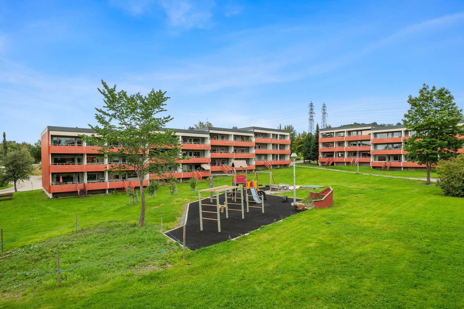 Borettslaget har flotte grøntarealer, oppgraderte lekeområder flere plasser på området og egen aktivitetspark i dalen. Galleribilde