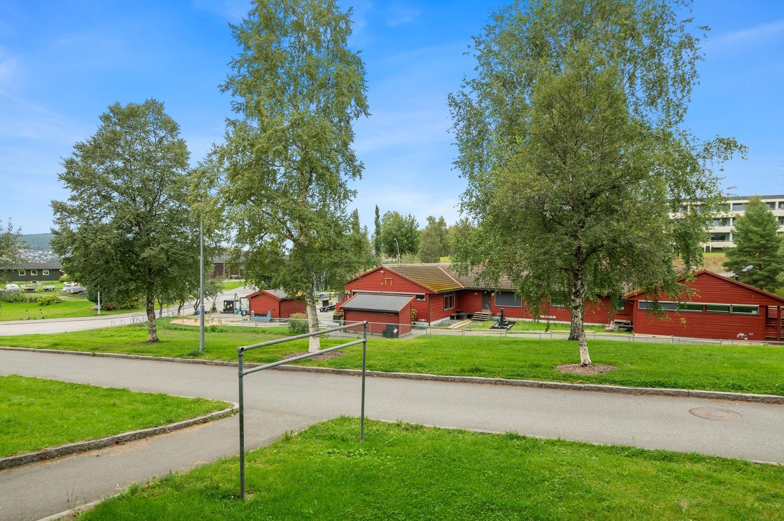 Du finner Hoeggen ungdomsskole 200 meter unna, Steindal barneskole 800 meter unna, og Vestlia barnehage ca. 500 m unna. Galleribilde