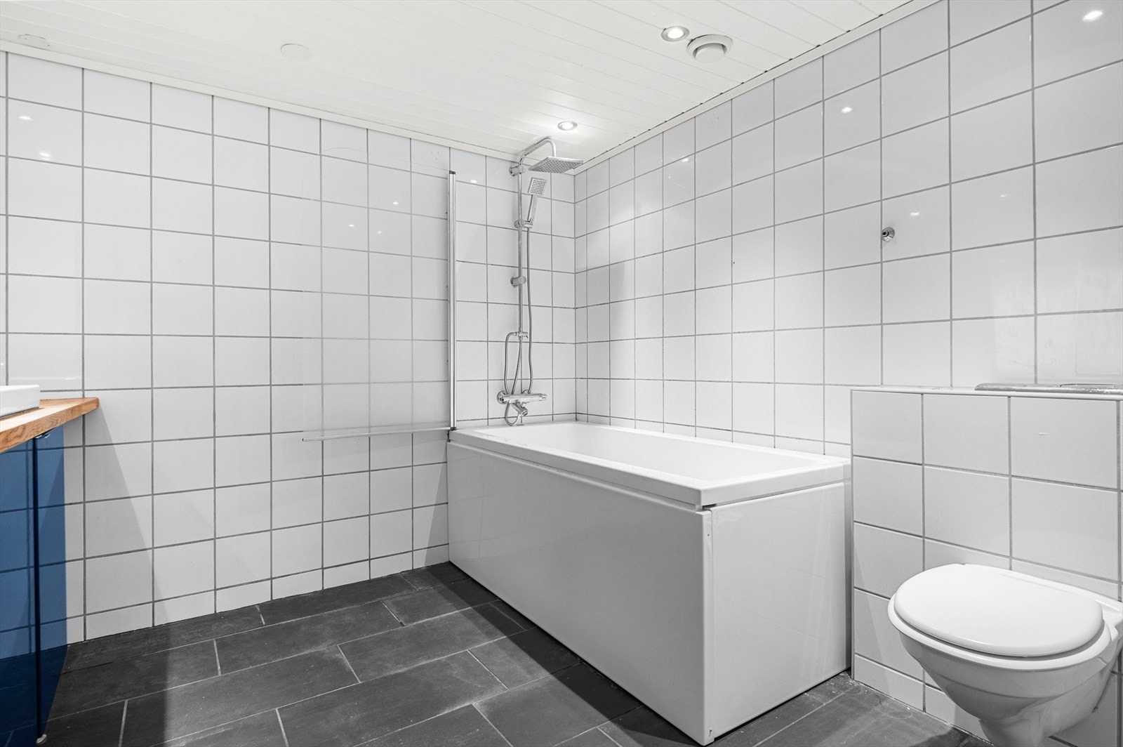 Badet er på hele 7 m² og har varme i gulv. Galleribilde