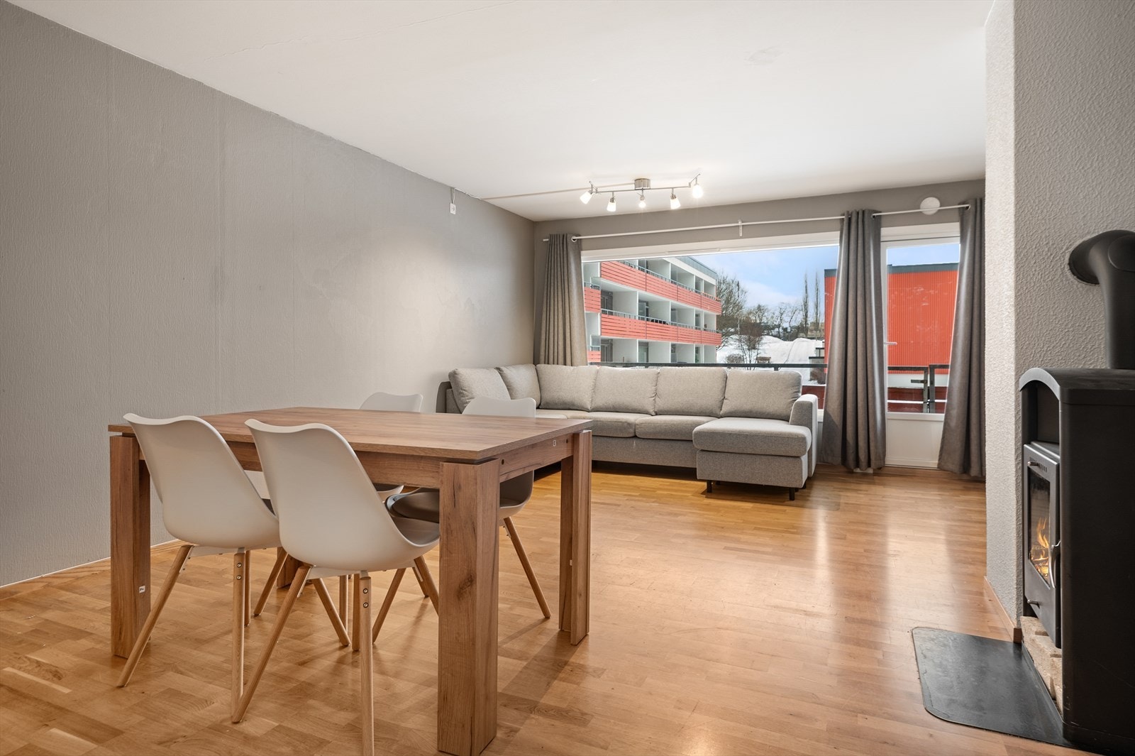 Stuen byr på god plass for sofa, spisebord og TV-løsning. Galleribilde