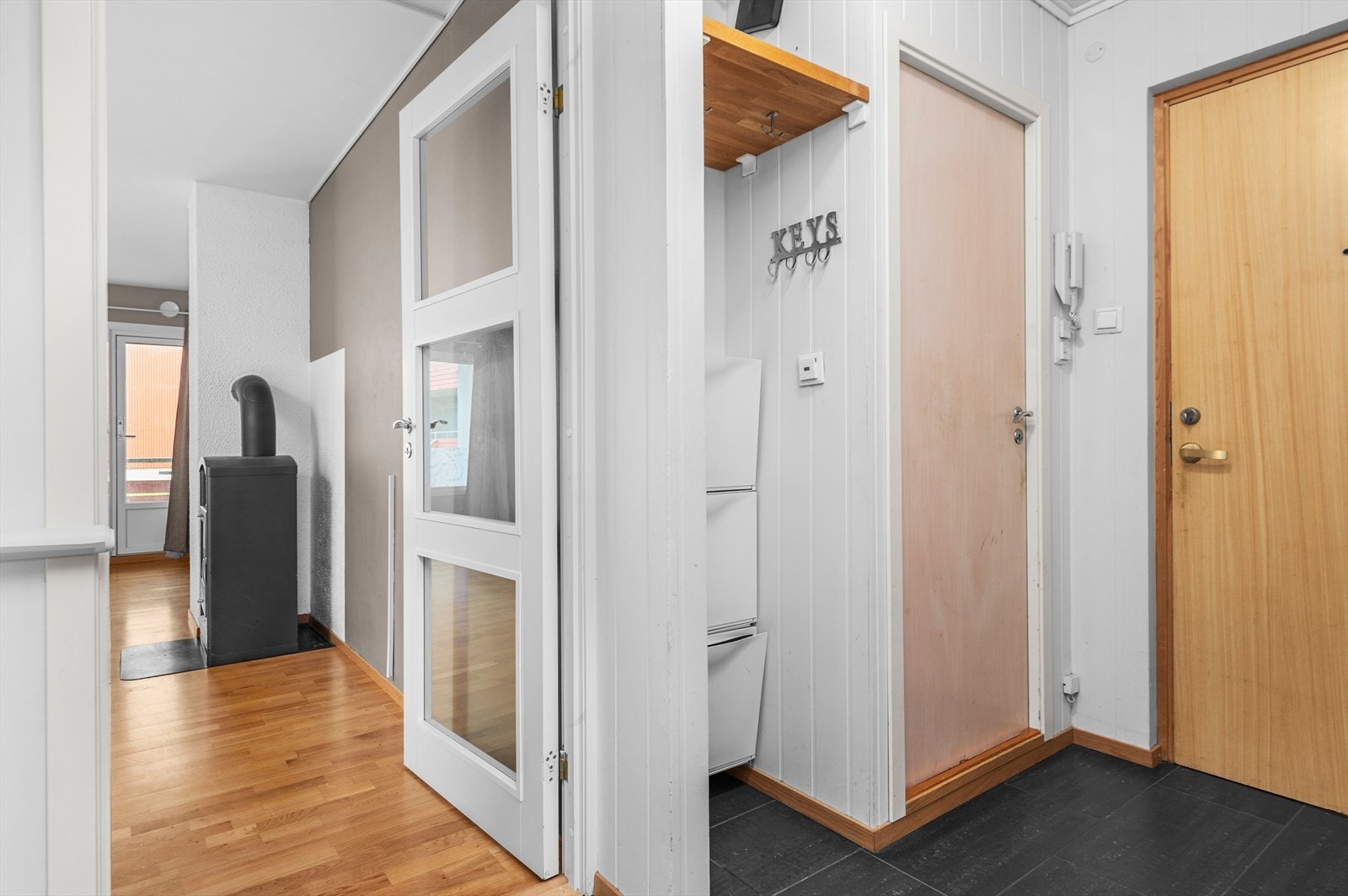 Gangen har godt med lagringsplass for yttertøy og sko. Galleribilde