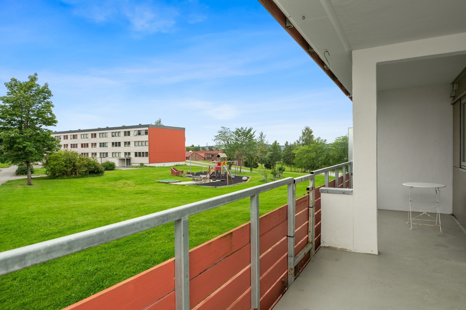 Fra stuen er det direkte adgang til en sørvendt balkong på 14 m². Galleribilde