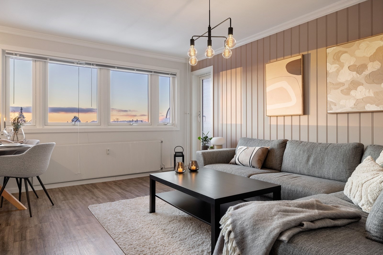 Beliggenheten i byggets 3. etasje med store vindusflater sørger for rikelig med naturlig lys, samtidig som det ikke er noe innsyn og fint utsyn. Galleribilde