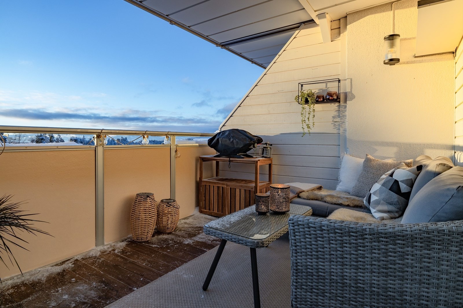 Fra stuen har du utgang til en solrik sydvendt balkong på ca. 8m². Balkongen er overbygget, har terrassebord på gulv og god plass til sittegruppe etter eget ønske og behov. Det er også montert utebelysning og stikkontakt. Galleribilde