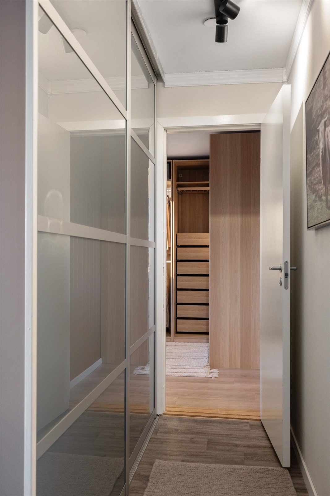 Det er også rikelig med oppbevaringsplass i plassbygget skyvedørsgarderobe i entréen. Galleribilde