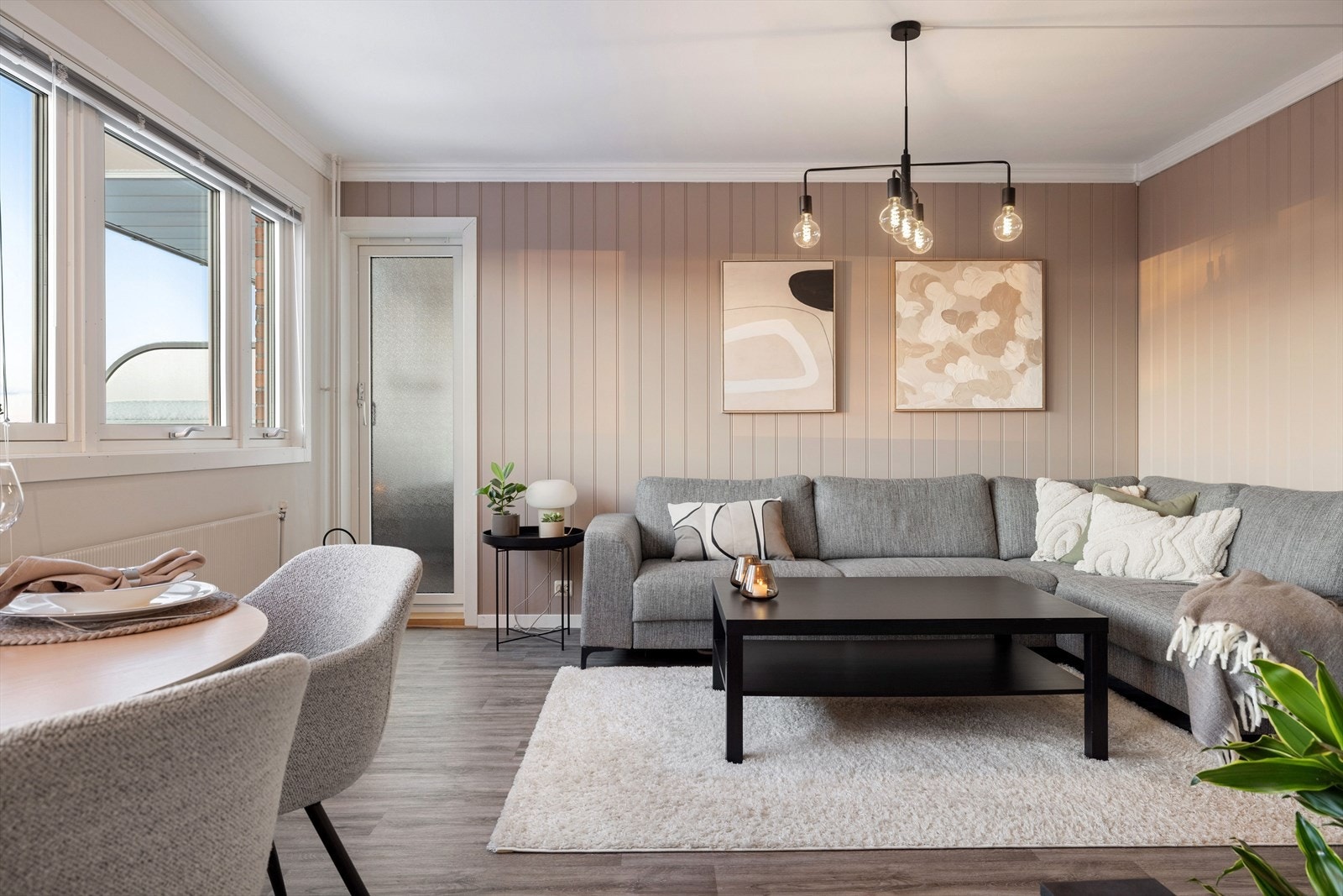 Leiligheten ligger i byggets 3. etasje (heisadkomst), og har en god planløsning med lettmøblerte rom. Galleribilde
