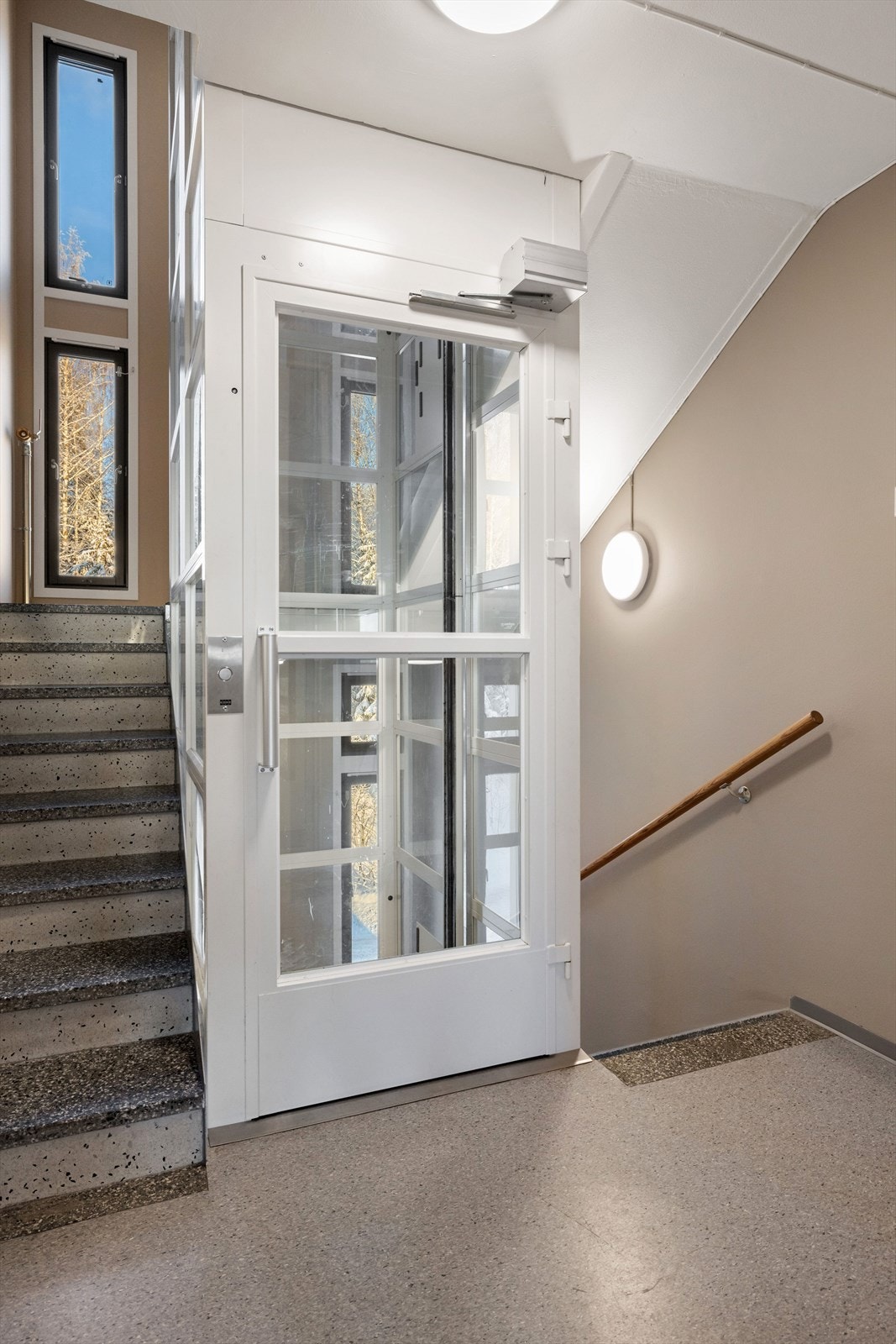 Du tar deg opp til leiligheten i byggets 3. etasje via felles trapperom med heis. Galleribilde