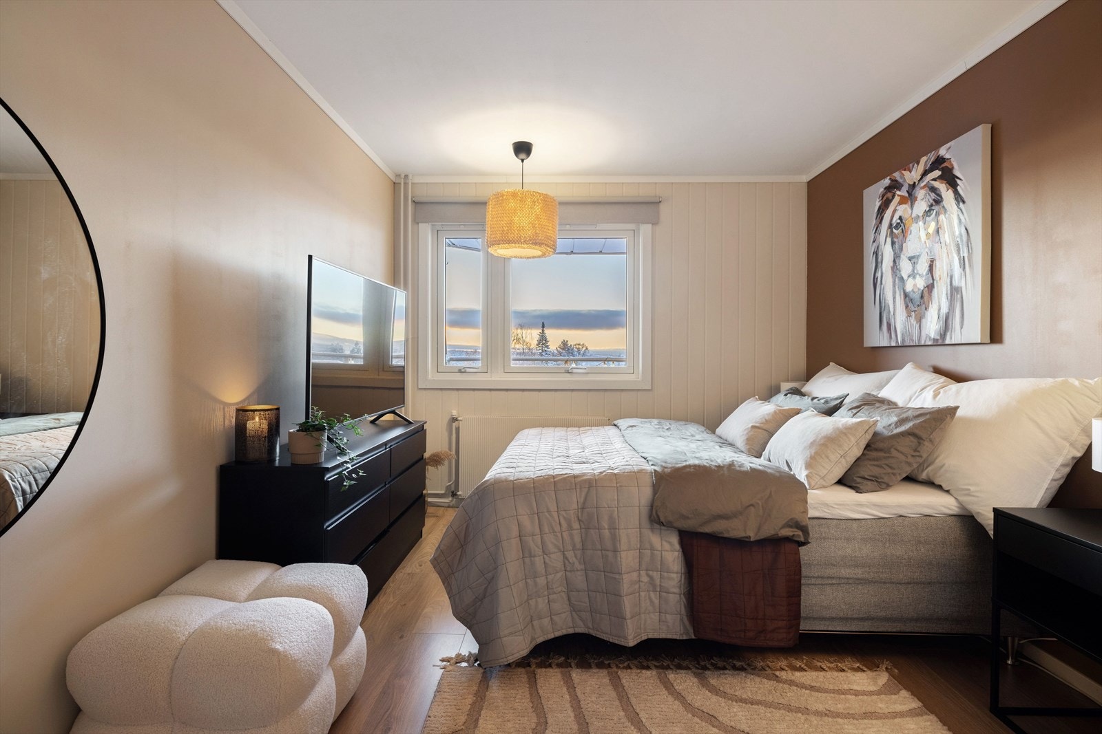 Soverommet har god standard med pent enstavs gulv og overflater malt i innbydende farger. Også her er det stor vindusflate med fint utsyn, samtidig som det ikke er noe innsyn. Galleribilde
