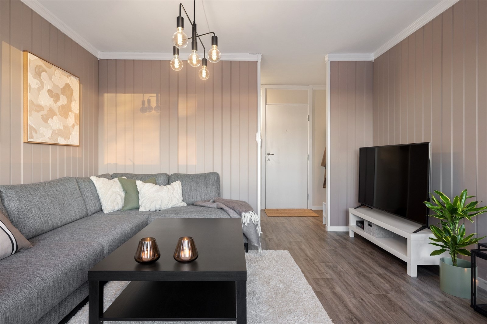 I stuen er det god plass til stor sofagruppe med salongbord og mediemøblement med TV. Grunnpakke TV/bredbånd er inkludert i felleskostnadene. Galleribilde