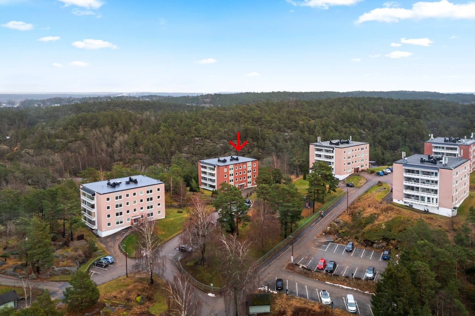 Leiligheten har gangavstand til barnehage, skole og matbutikk. Flotte bade- og turmuligheter i området samt ca. 3 km til Fredrikstad sentrum - Ladeplasser for elbil på borettslagets tomt Galleribilde