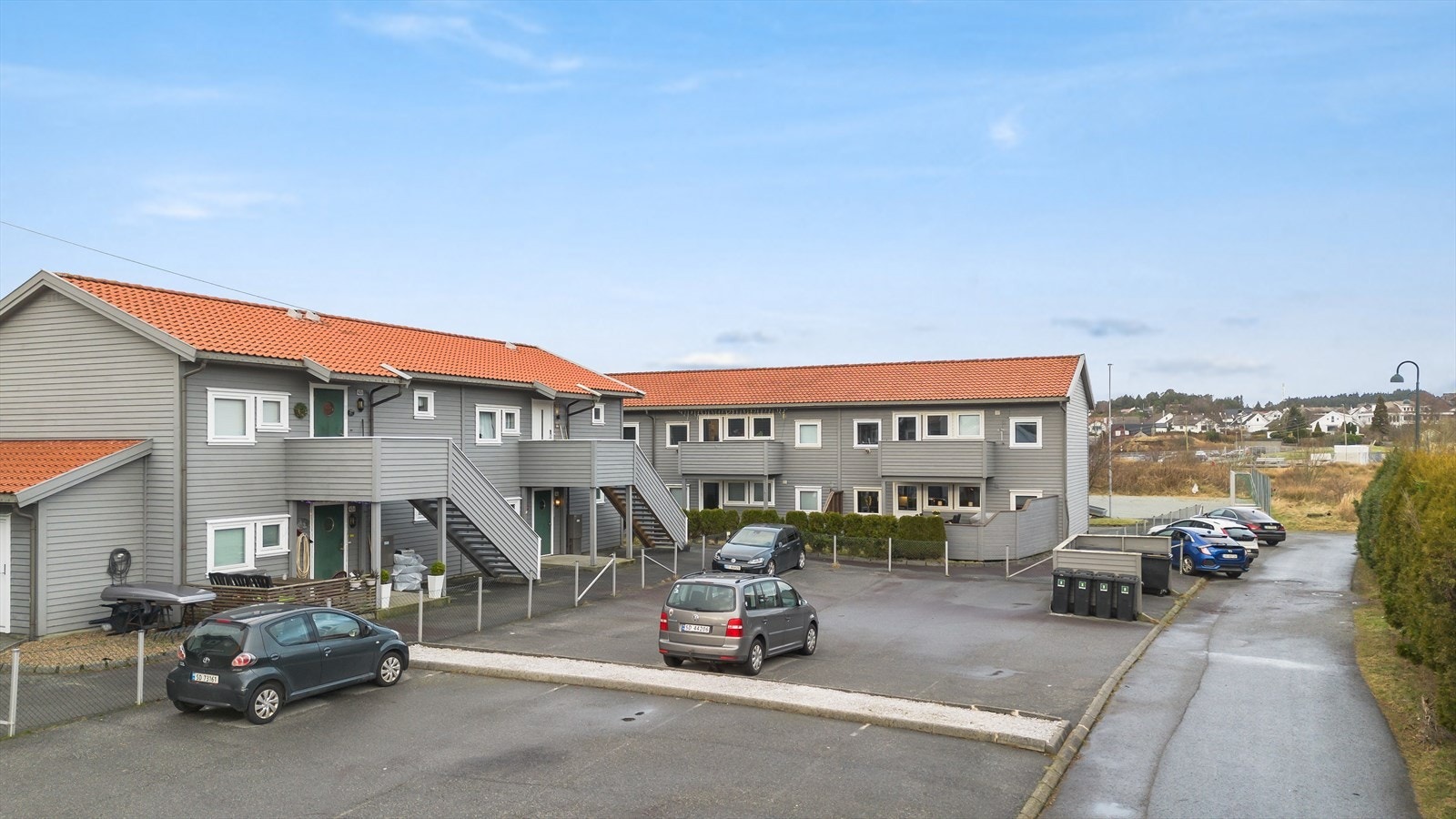 Tomten er opparbeidet med parkeringsplasser, gangveger og bodbygg. Galleribilde
