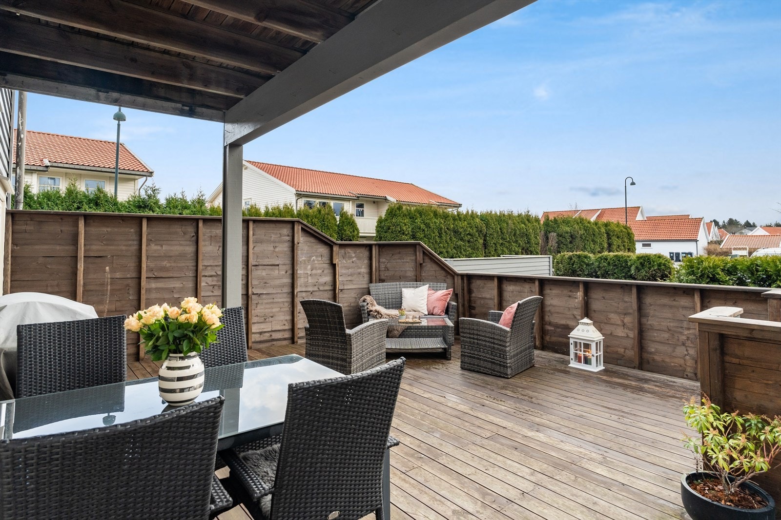 Stor og herlig terrasse med gode møbleringsmuligheter Galleribilde