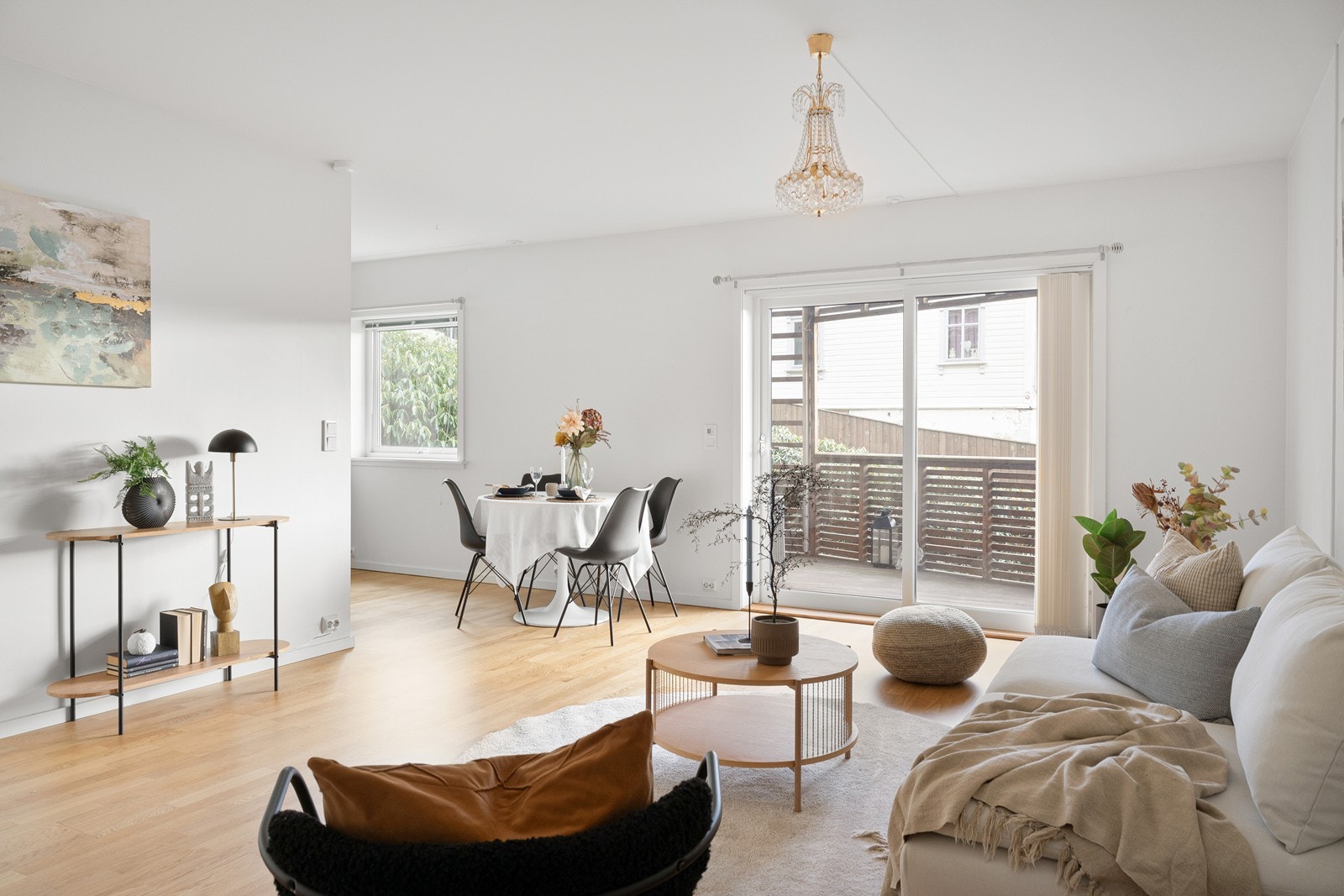 Leiligheten har store vindusflater og er innredet i lyse og tiltalende farger. Galleribilde