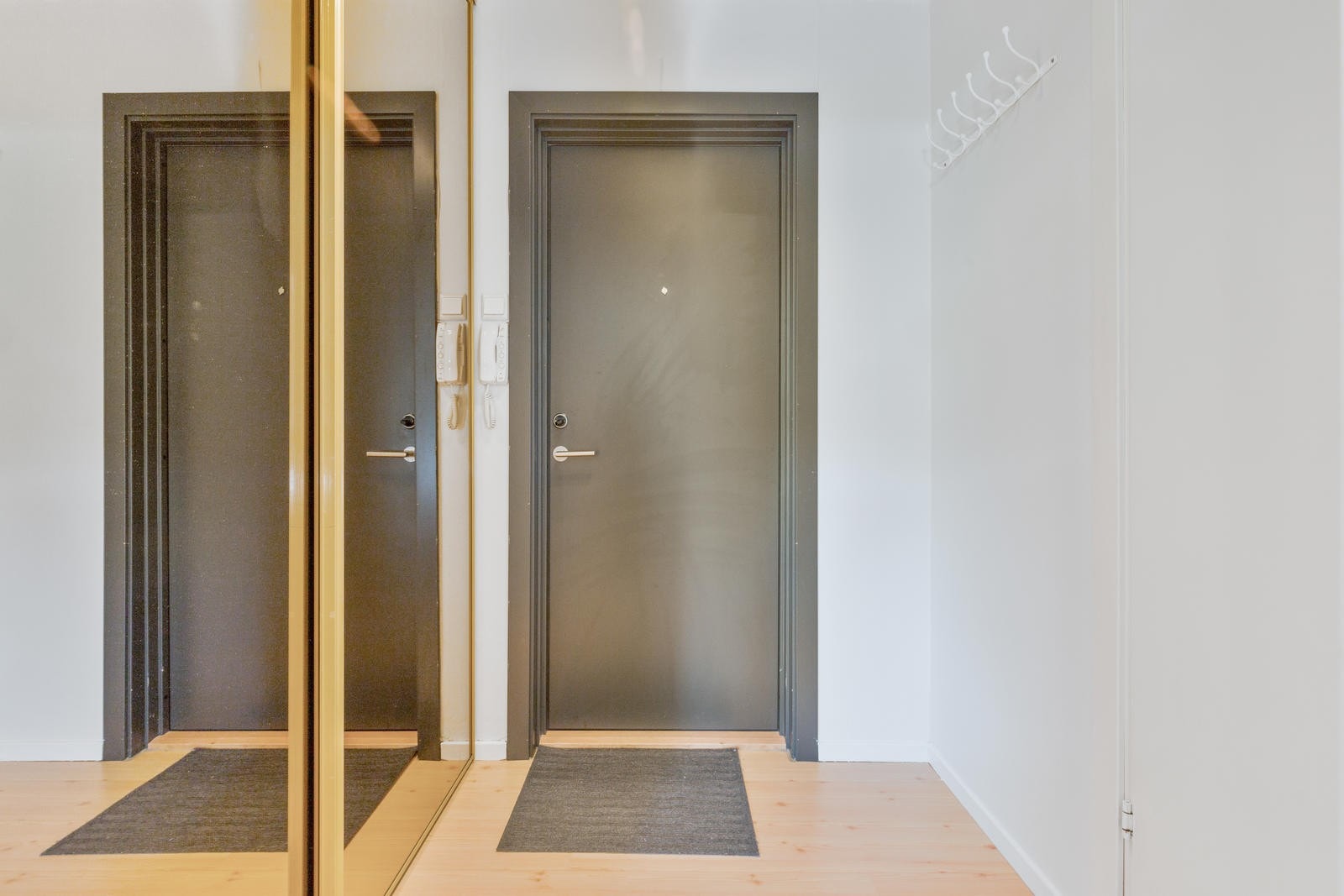 Gang med skyvedørsgarderobe Galleribilde