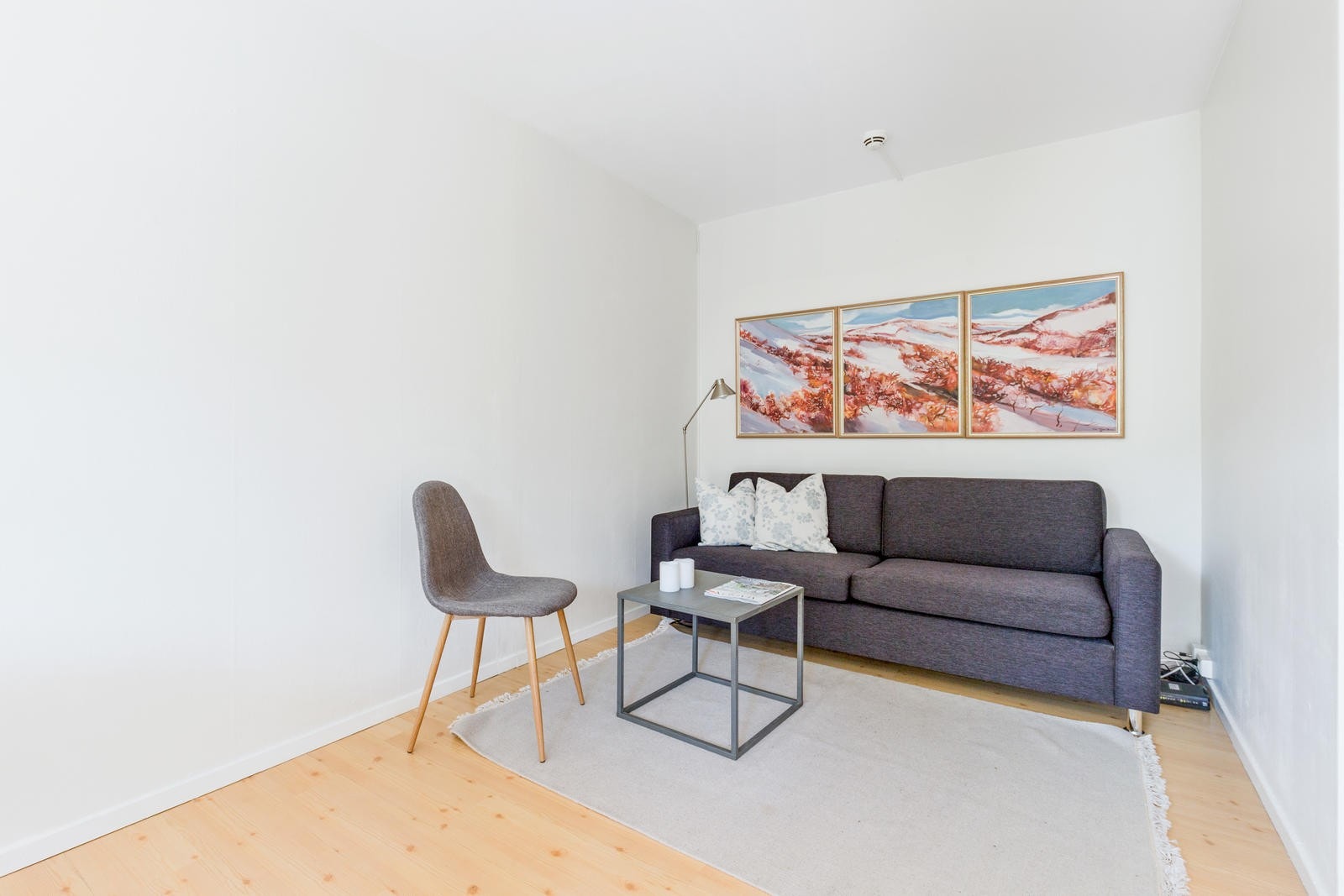 Sofakrok i stue. Denne sofaen er skiftet ut til en nyere sofa nå Galleribilde