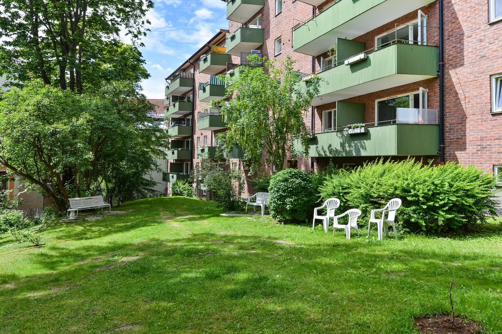 Felles hage - bygget holder på med balkongrehabilitering Galleribilde