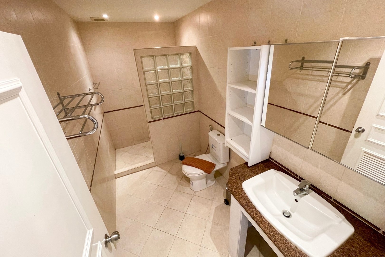 Bad med wc og dusj avlukke Galleribilde