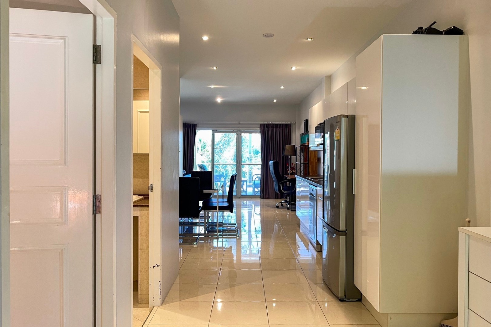 Gang sett fra inngangsdør med dører til 2 soverom og bad Galleribilde