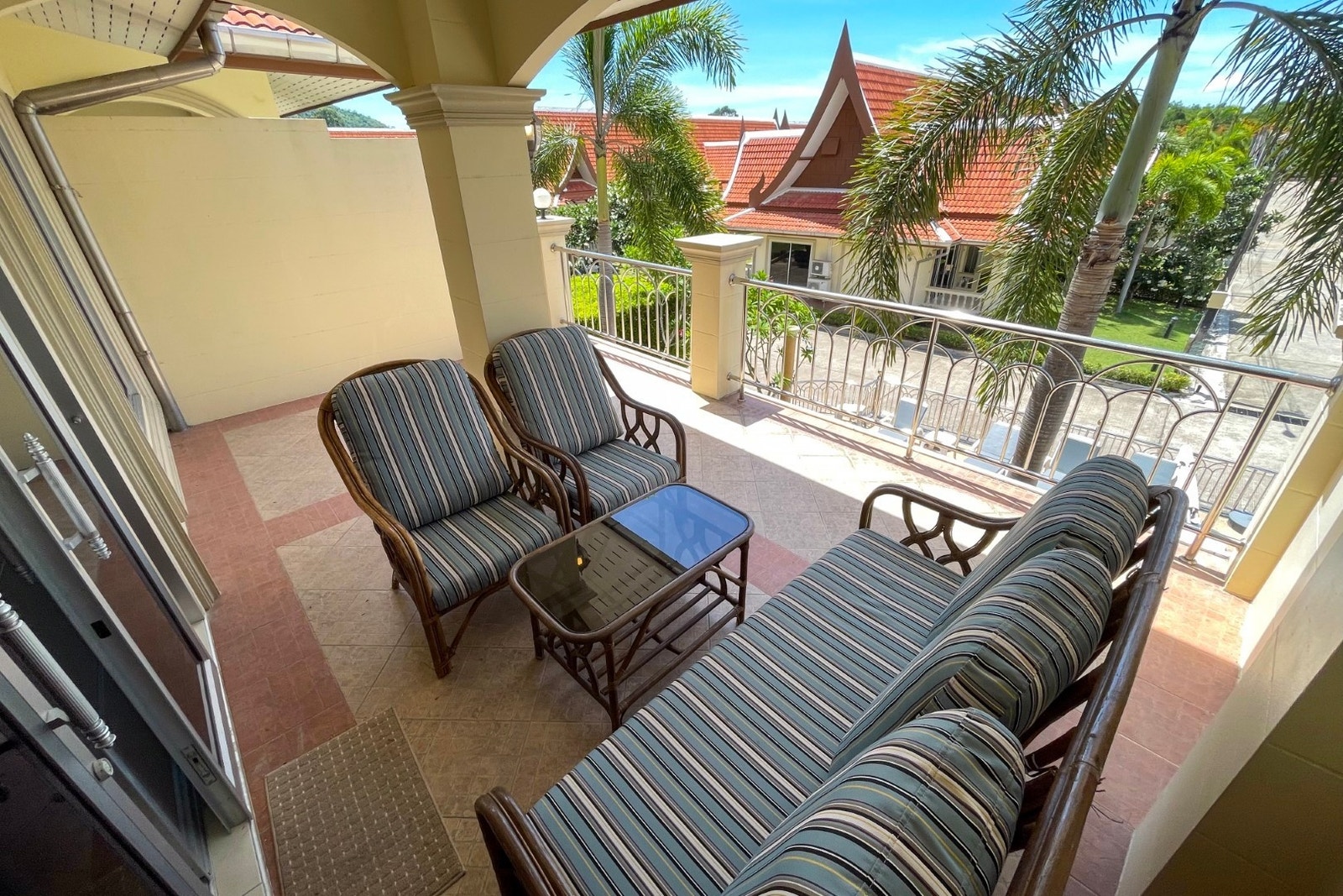 Stor terrasse med utemøbler Galleribilde