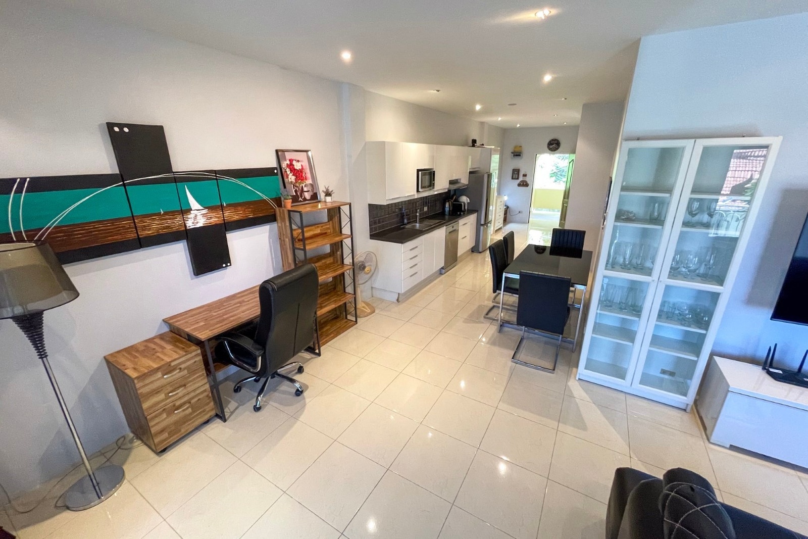 Stor stue med integrert kjøkken Galleribilde