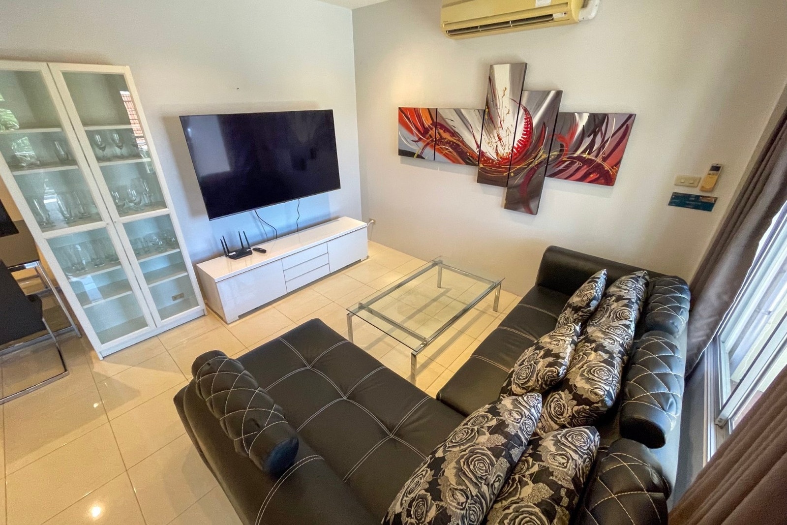 Stue med TV og internett Galleribilde