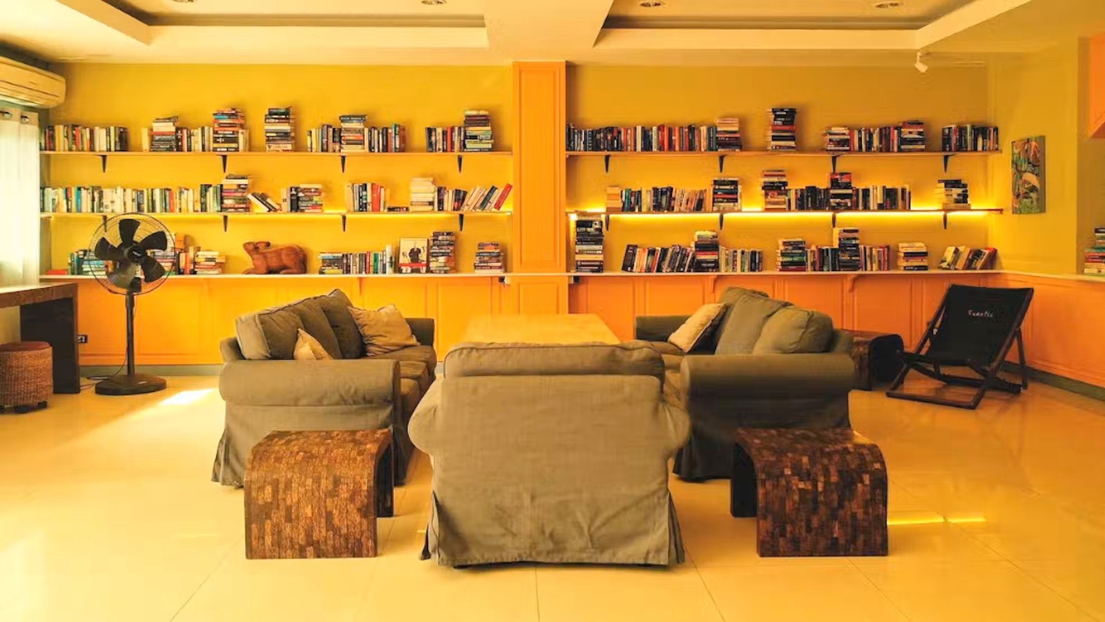 Bibliotek med bøker og masse DVD filmer Galleribilde