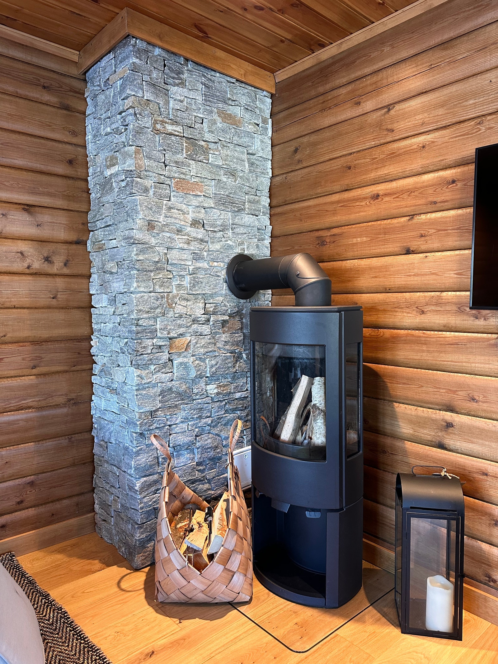 Peisovn og pipe med naturstein Galleribilde