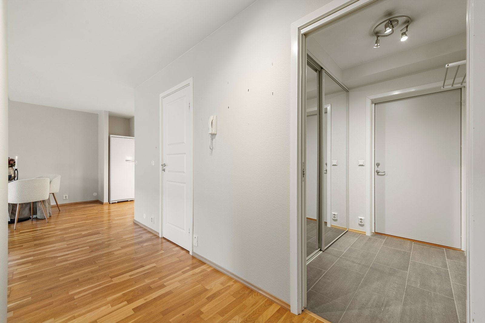 Fra entreen ønskes du velkommen inn i leiligheten. Galleribilde