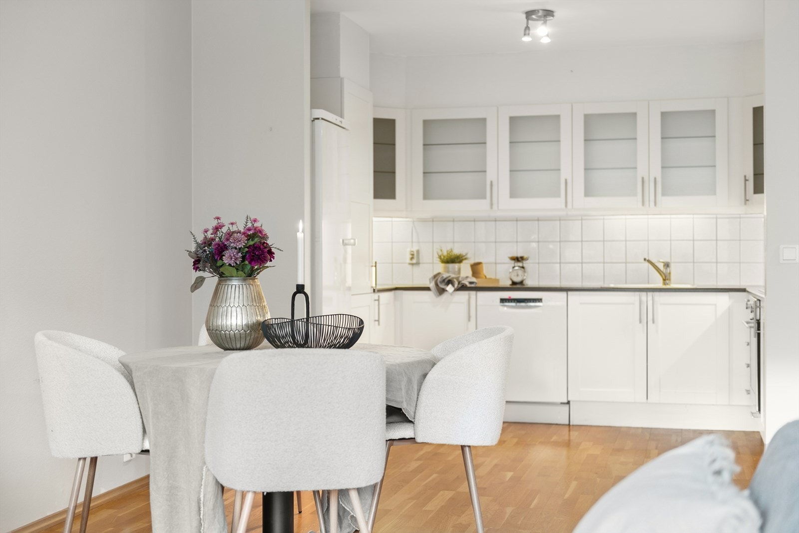 I tilknytning til kjøkkenet har du plass til et hyggelig spisebord. Galleribilde