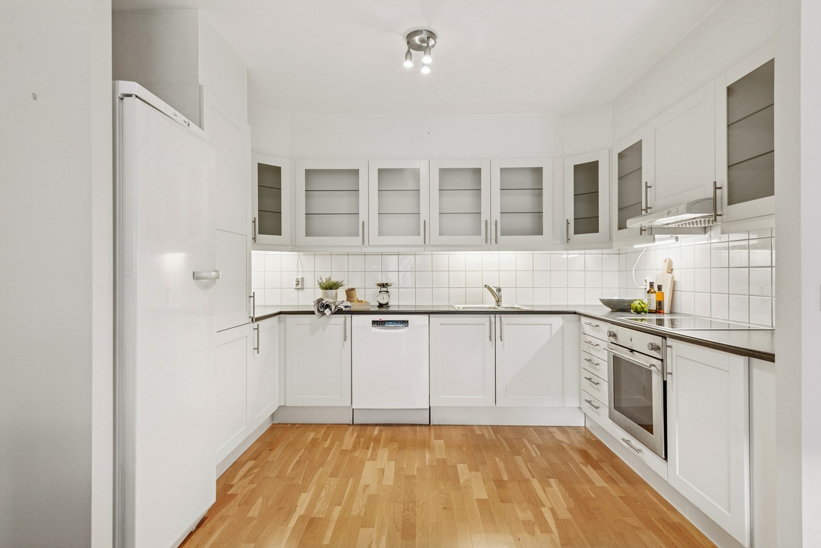 Pent kjøkken med gode under- og overskap. Kjøkkenet er fra byggeår. Galleribilde