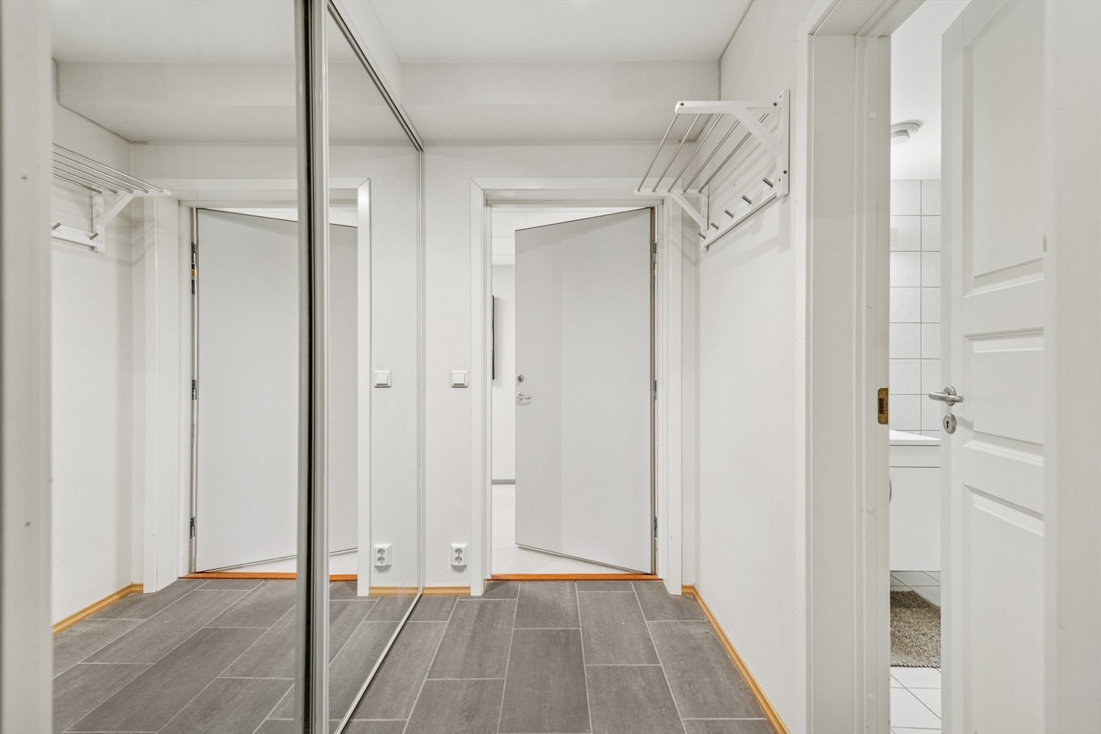 Entré med garderobeskap. God plass til å henge fra seg yttertøy. Galleribilde