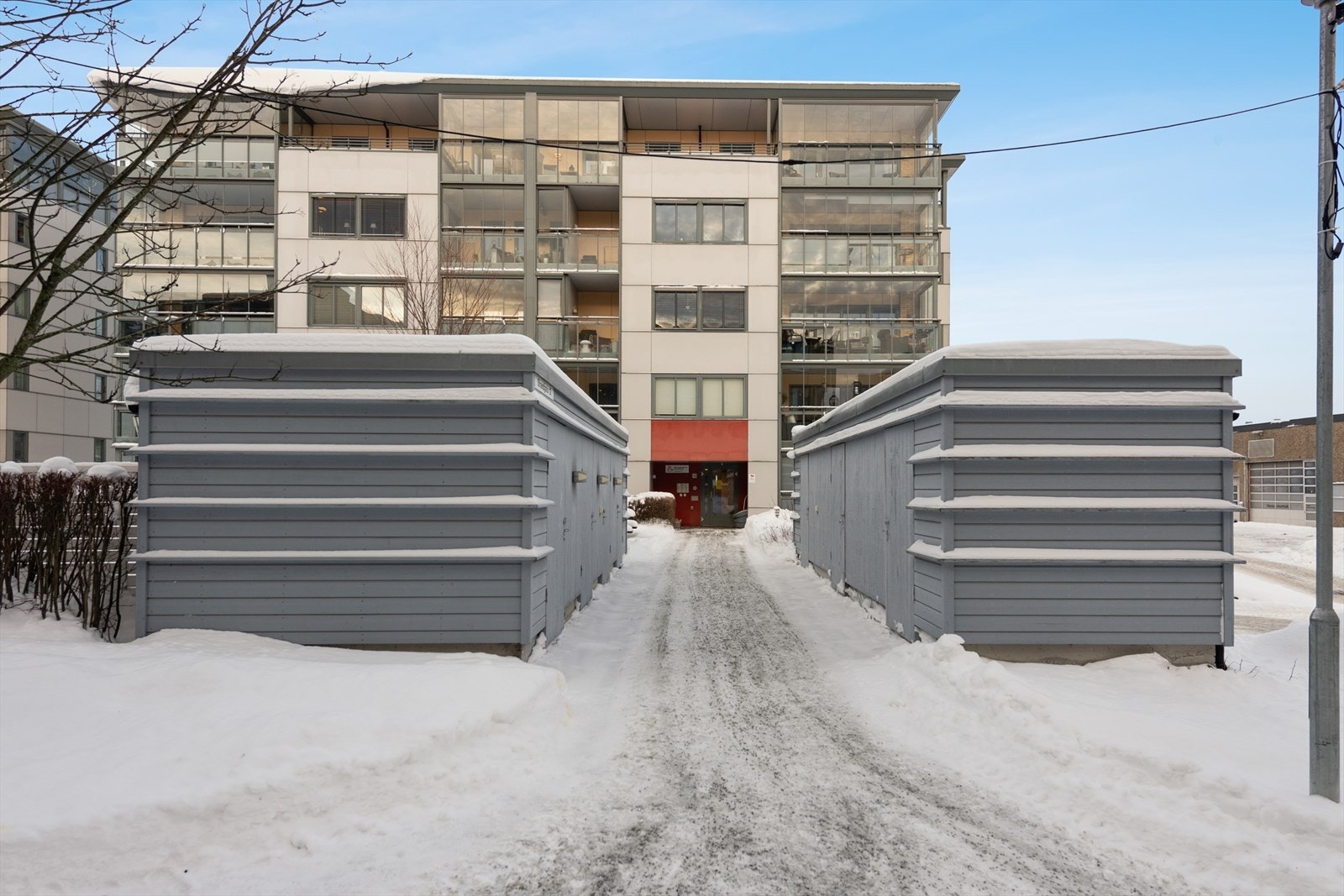 I tilknytning til inngangspartiet følger en bod på ca. 5kvm. Galleribilde