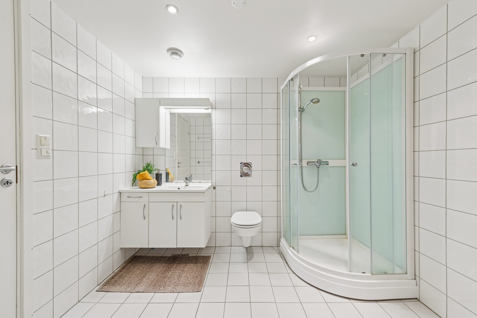 Flislagt baderom fra byggeår med gulvvarme. Opplegg for vaskemaskin. Galleribilde