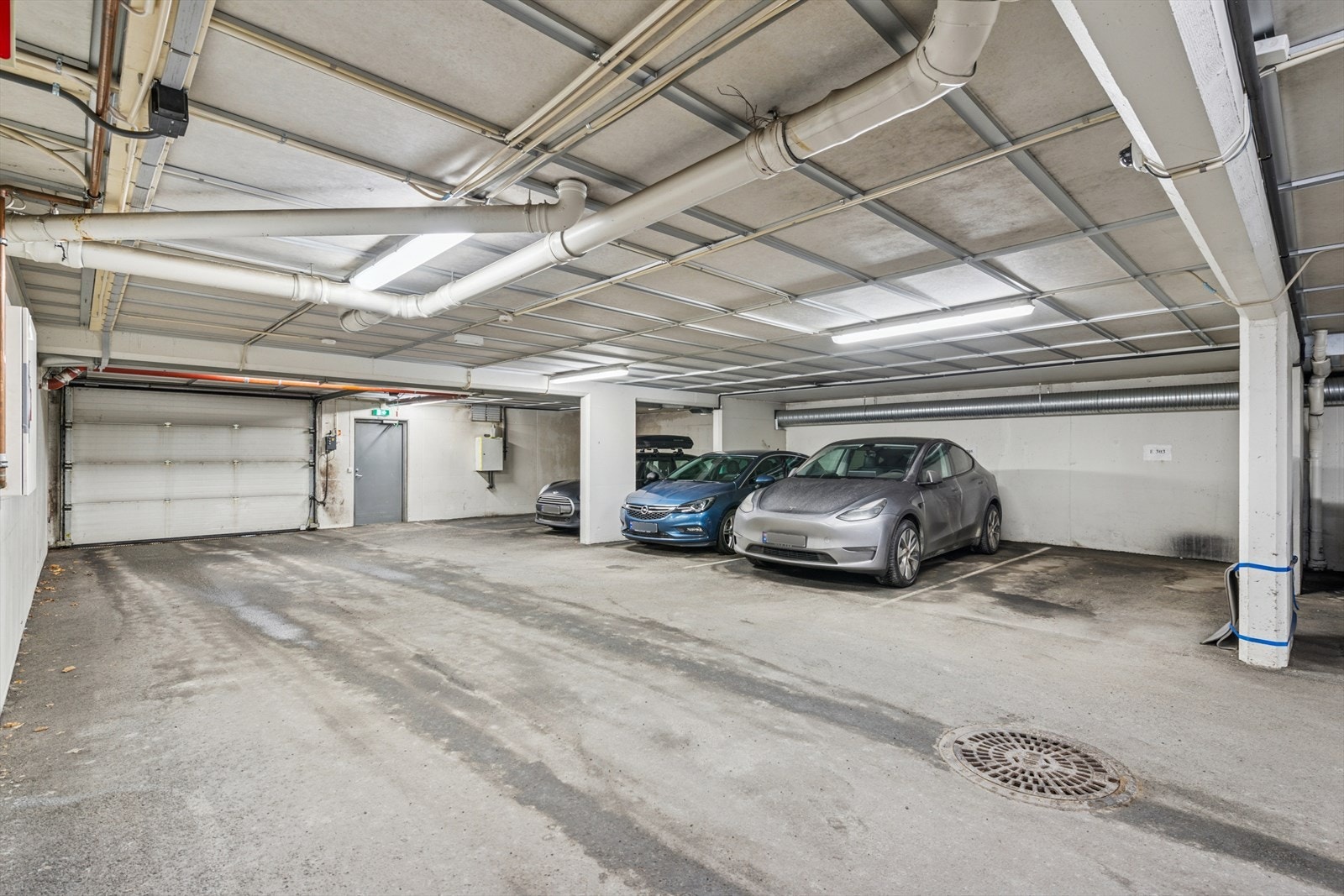 Oppstillingsplass for bil i garasje. Galleribilde