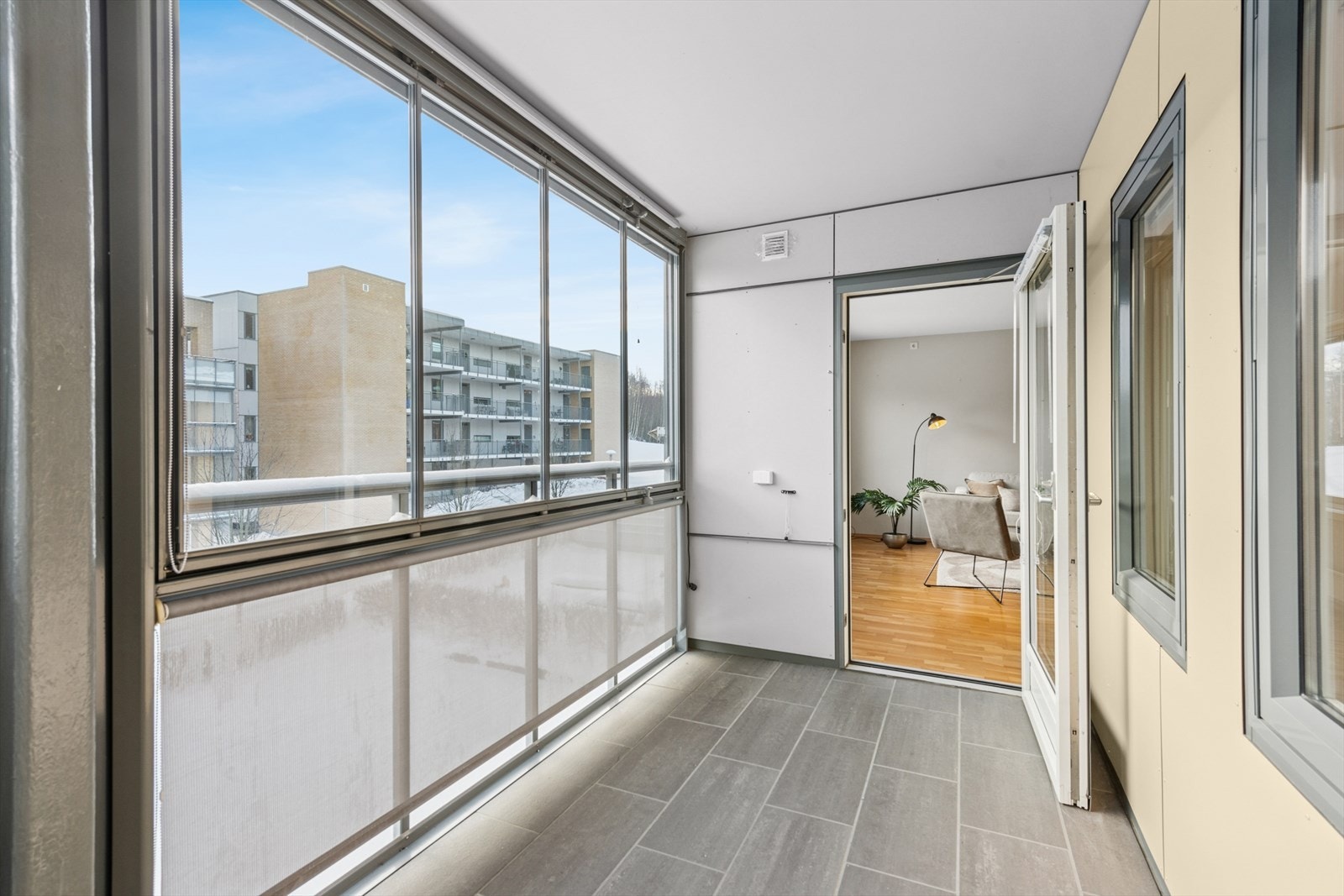 Innglasset balkong på 8kvm med adkomst fra stuen. Galleribilde