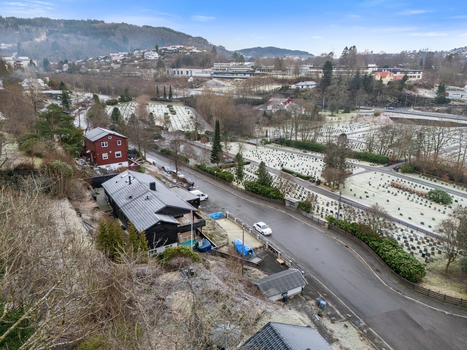 Sentralt, med kort vei til skoler, barnehager, butikker og andre servicetilbud. Galleribilde
