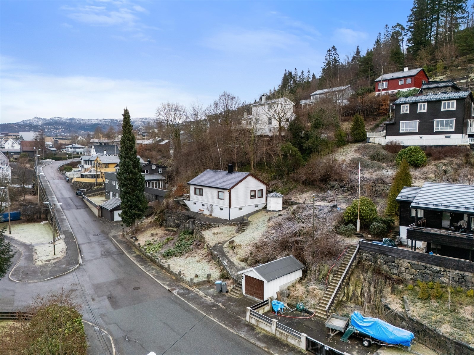 Tomt i naturskjønne omgivelser. Nærhet til turmuligheter og lokal infrastruktur. Ideell beliggenhet for ro og rekreasjon. Galleribilde