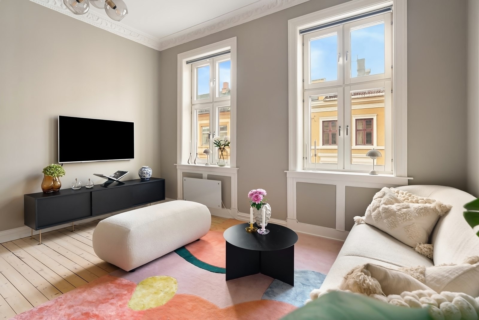 En klassisk perle med herlig takhøyde, nydelig stukkatur og rosetter og store vinduer Galleribilde