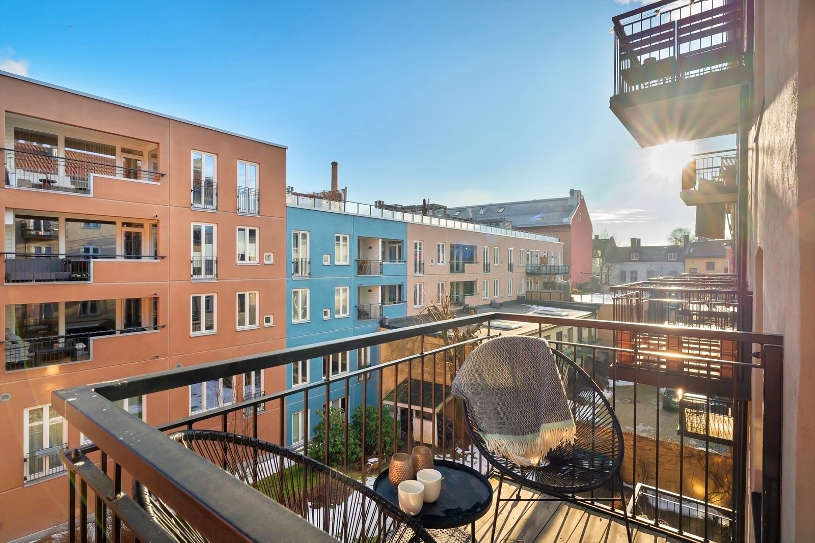 Balkongen vender ut mot rolig og idyllisk bakgård Galleribilde