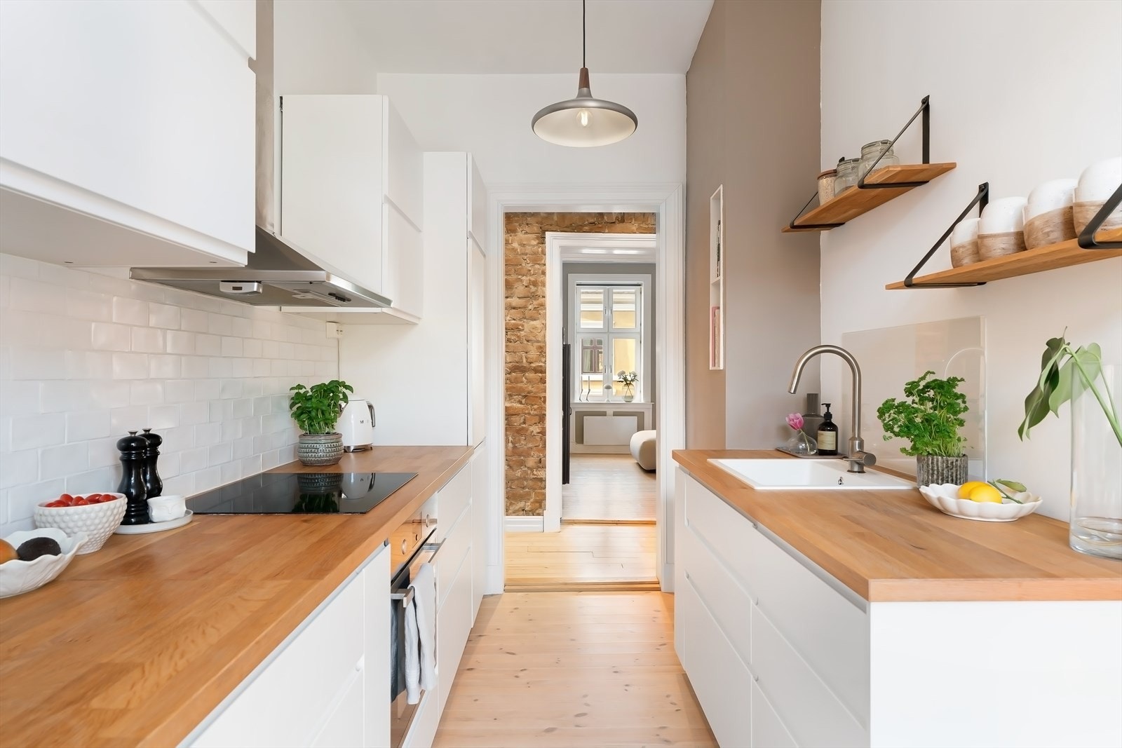 Det er masse skap- og benkeplass på det romslige kjøkkenet Galleribilde