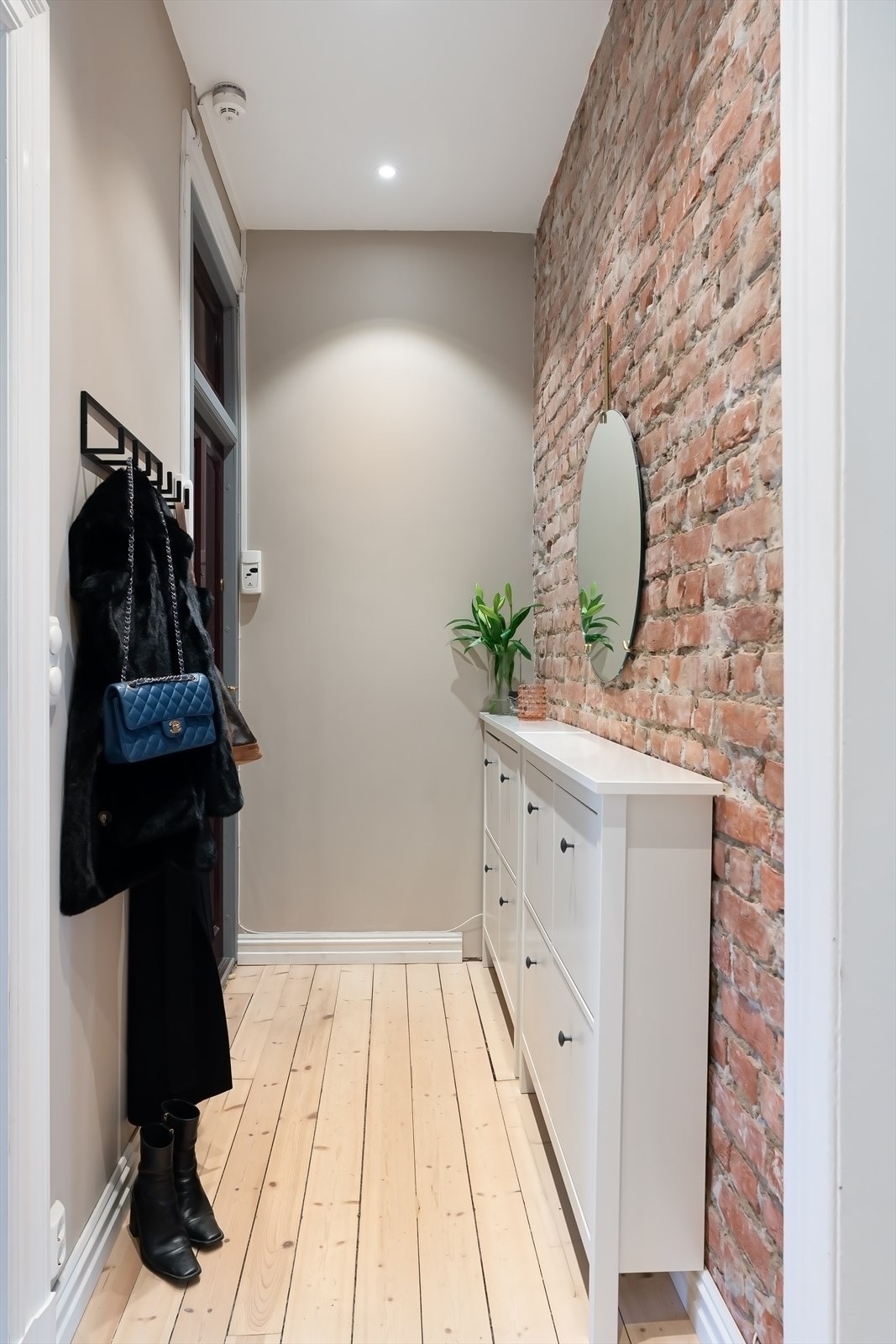 Rustikk og elegant entré gir et perfekt førsteinntrykk av leiligheten Galleribilde