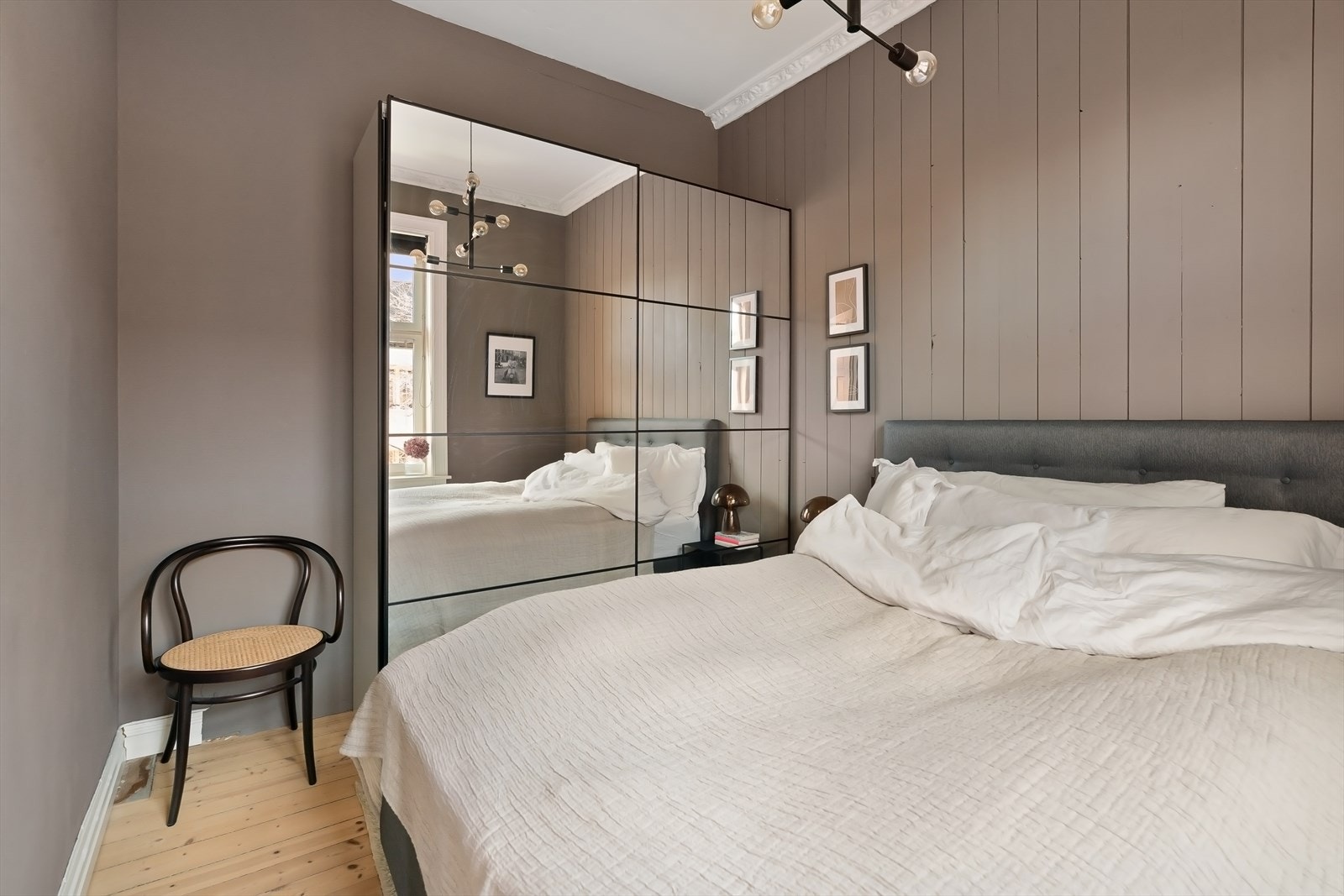 Soverommet har stor skyvedørsgarderobe med speilfronter Galleribilde