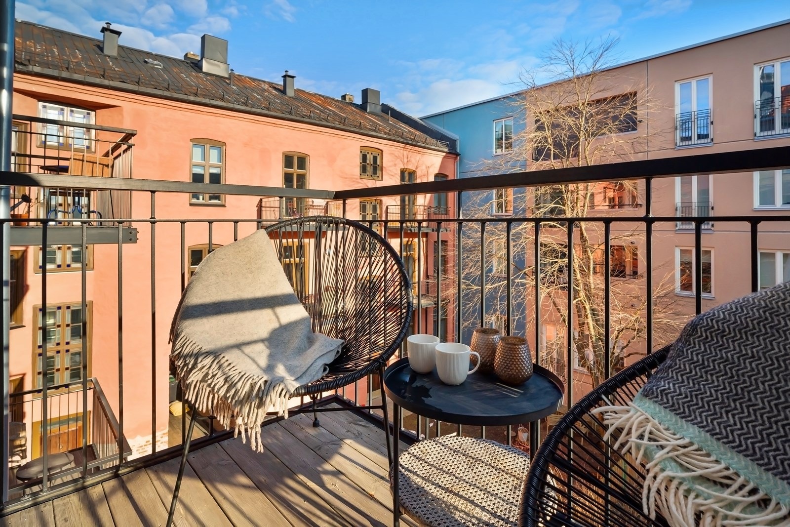 Med utgang fra kjøkkenet er det en solrik balkong Galleribilde