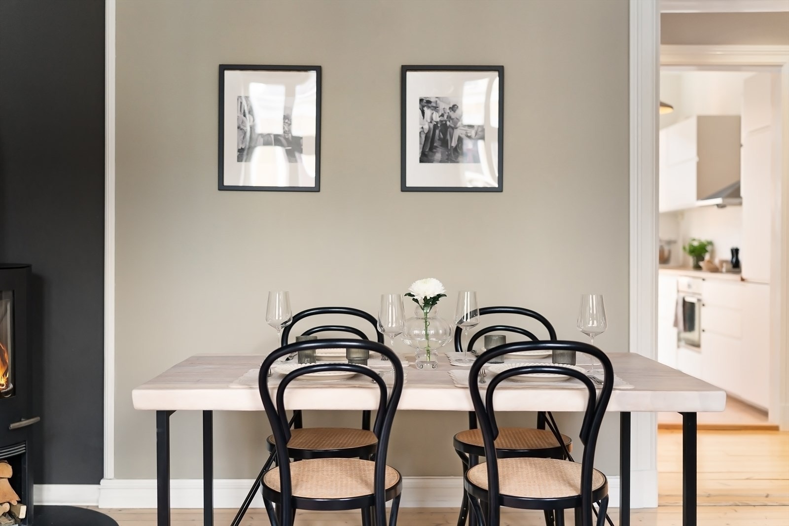 I stuen er det god plass til spisebord Galleribilde