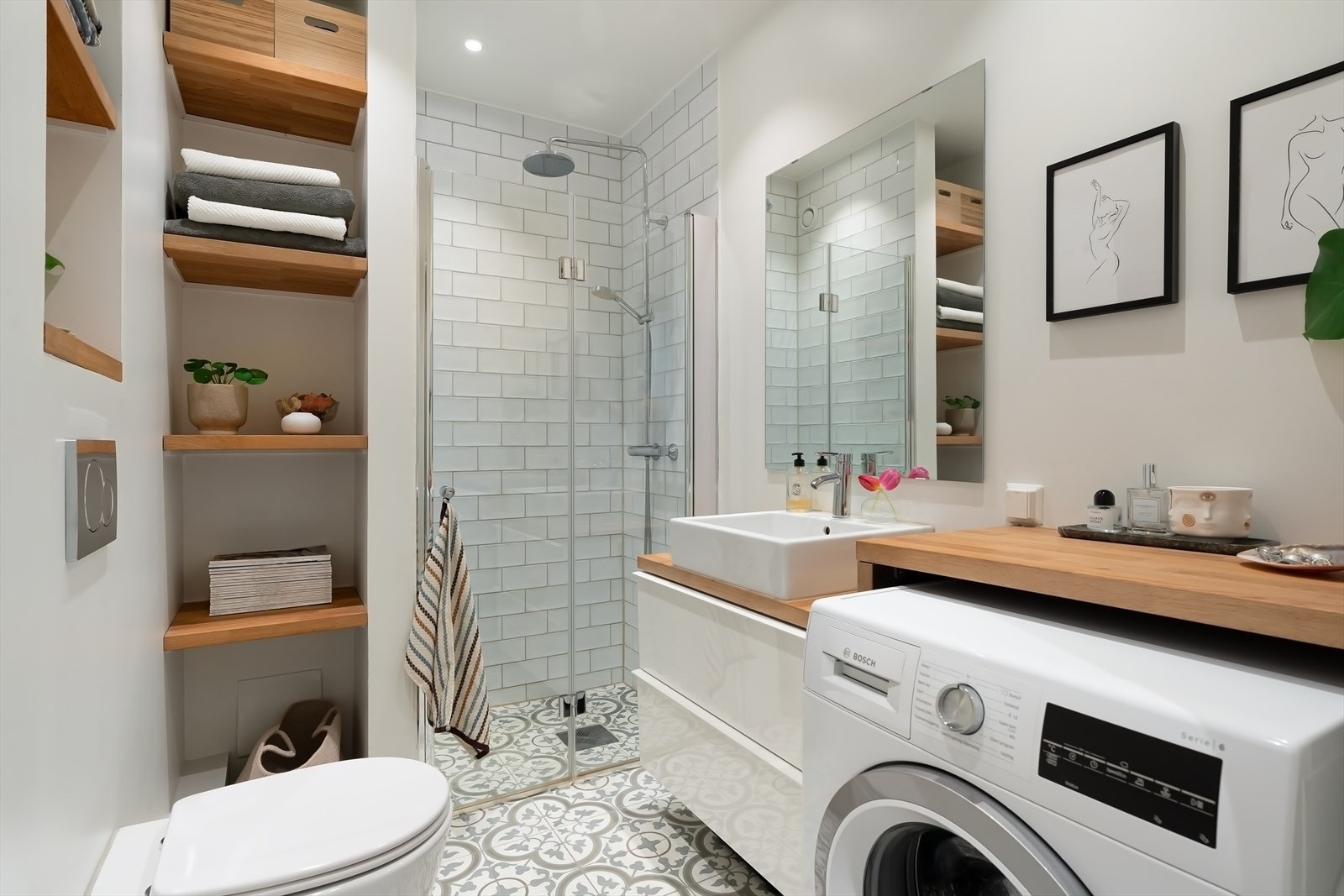 Stor og vakkert baderom med deilig regnfallsdusj og historiske fliser på gulvet Galleribilde