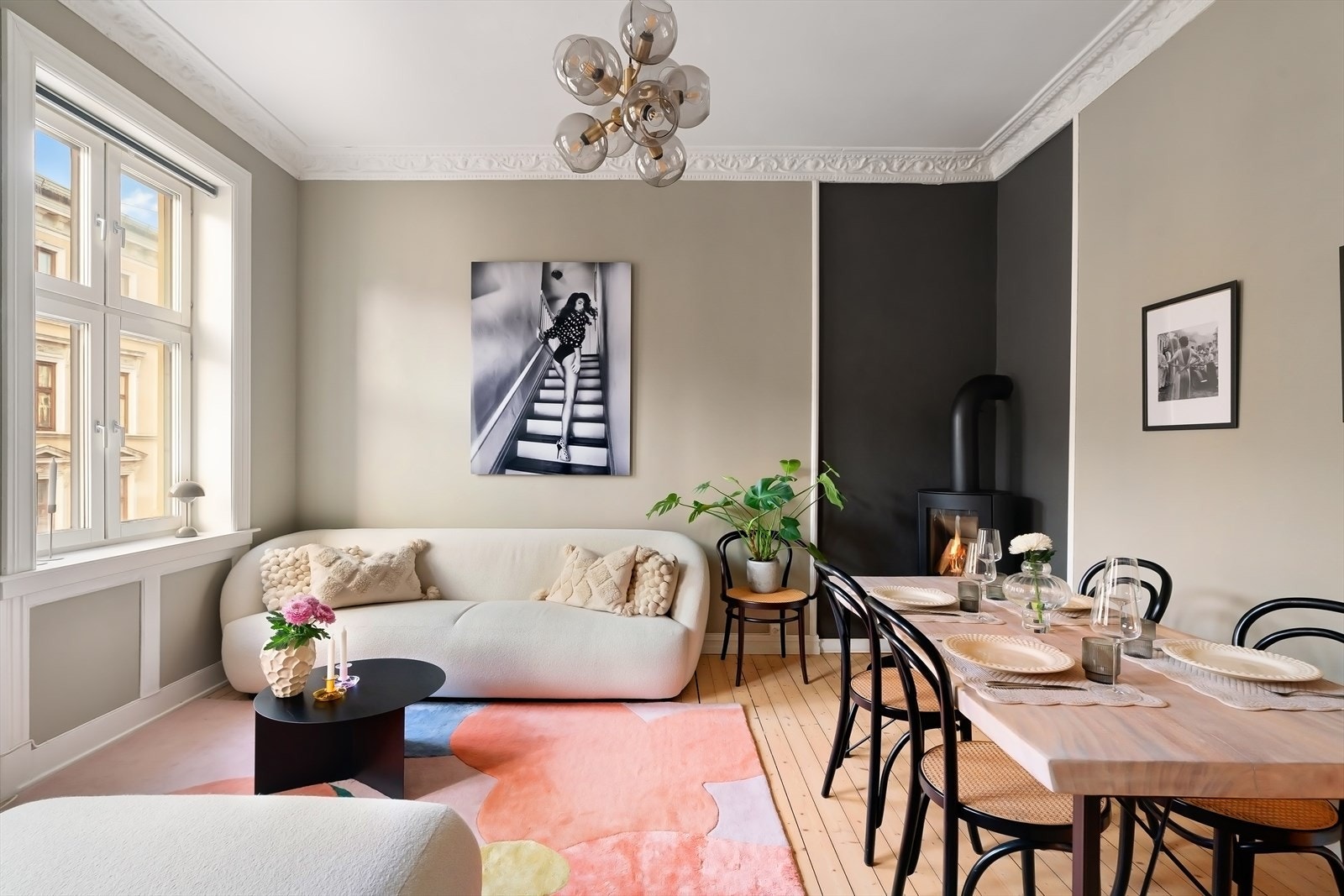 Stuen er et lyst og sosialt rom med originalt tregulv Galleribilde