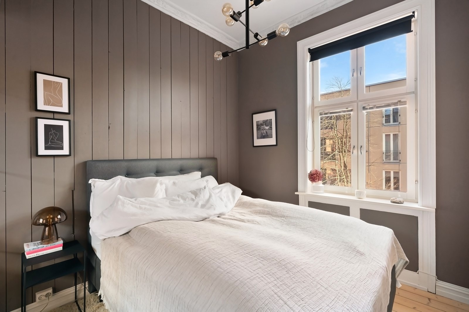 Luftig soverom med deilig takhøyde og stort vindu Galleribilde