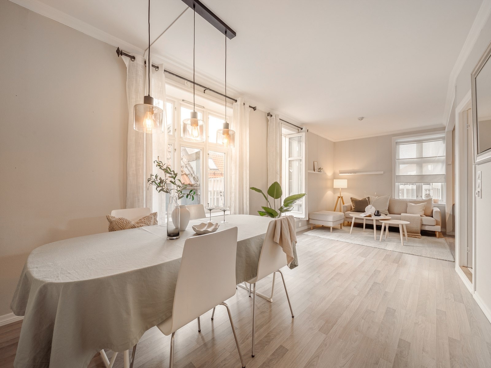 Leiligheten har en åpen og sosial planløsning Galleribilde