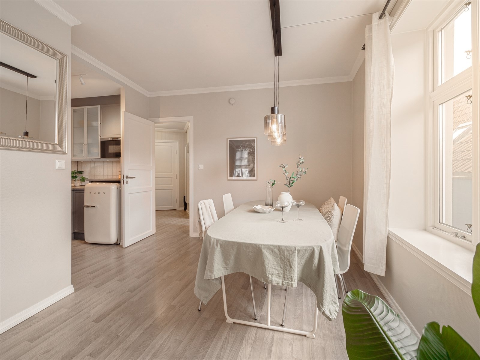 God plass til stort spisebord Galleribilde